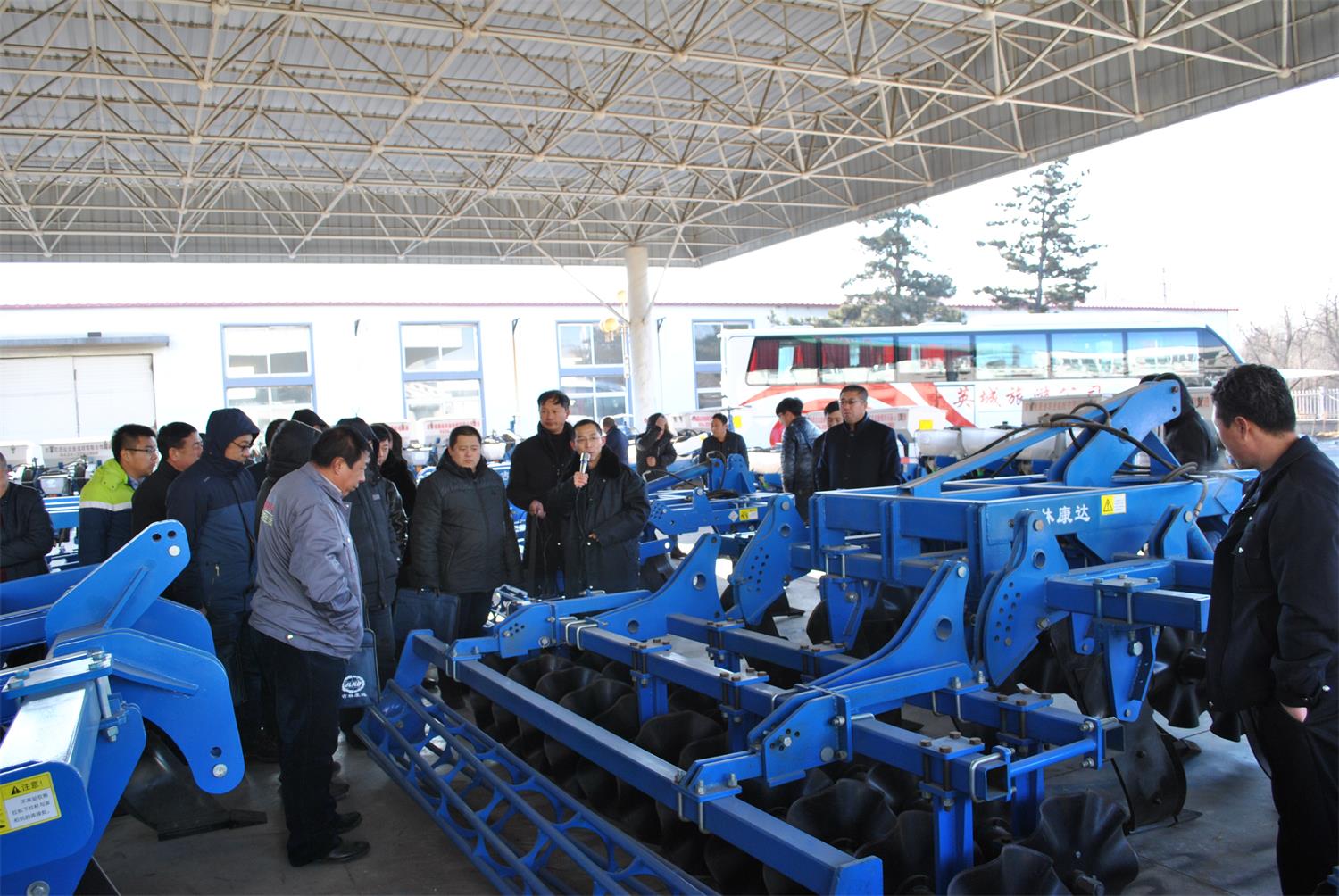 　　吉林省康达农业机械有限公司销售部经理梁波带领参会人员参观公司机具