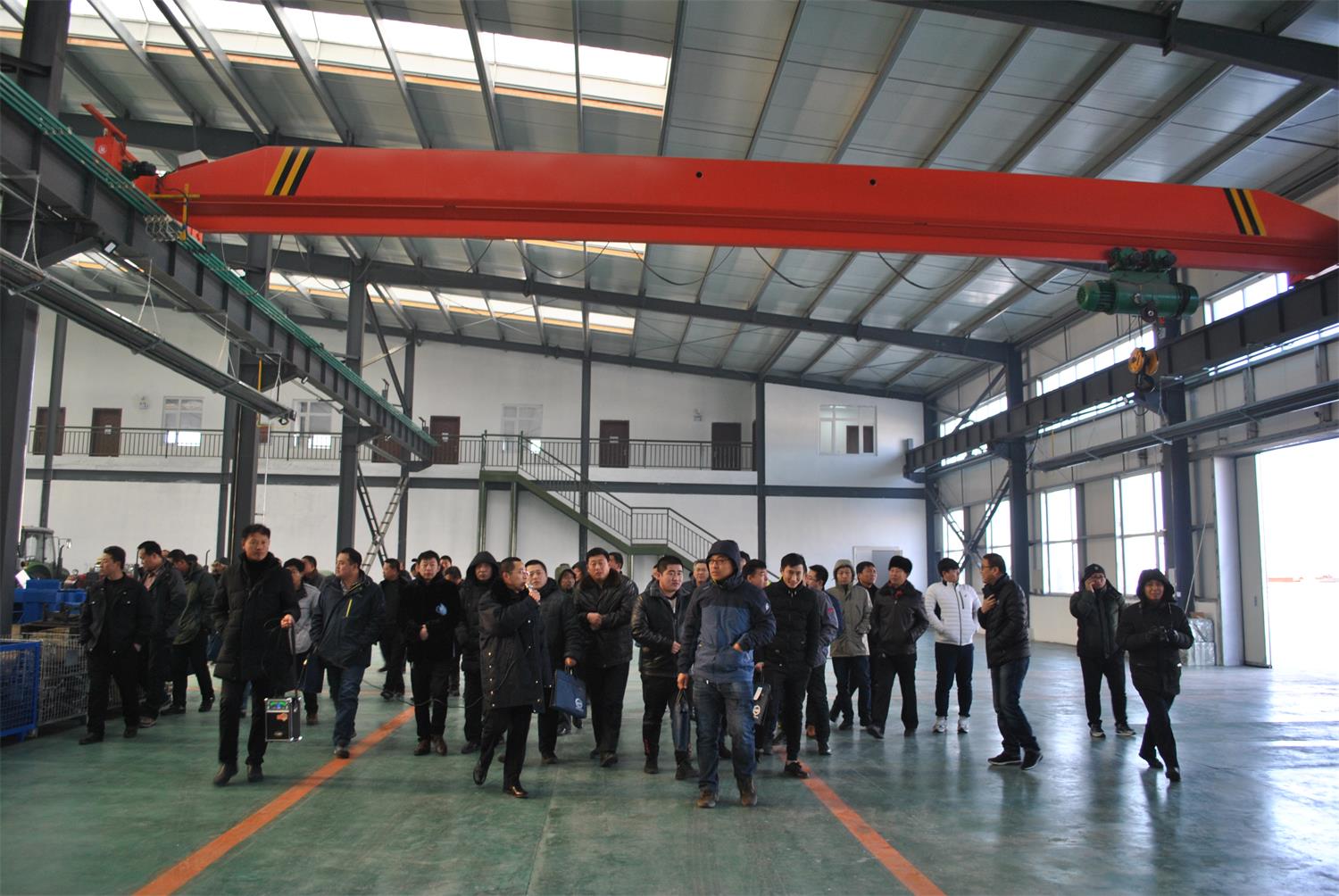 　　吉林省康达农业机械有限公司销售部经理梁波带领参会人员参观公司生产车间